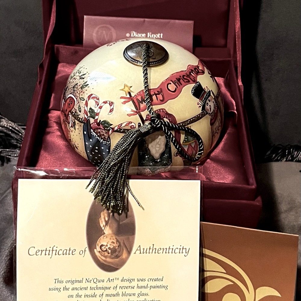 Ne’Qwa Art “Frosty Toes” Glass Ornament With Storage Box.